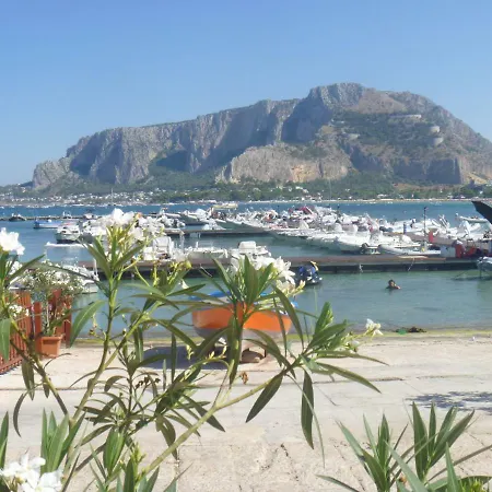 לינה וארוחת בוקר Design 4*